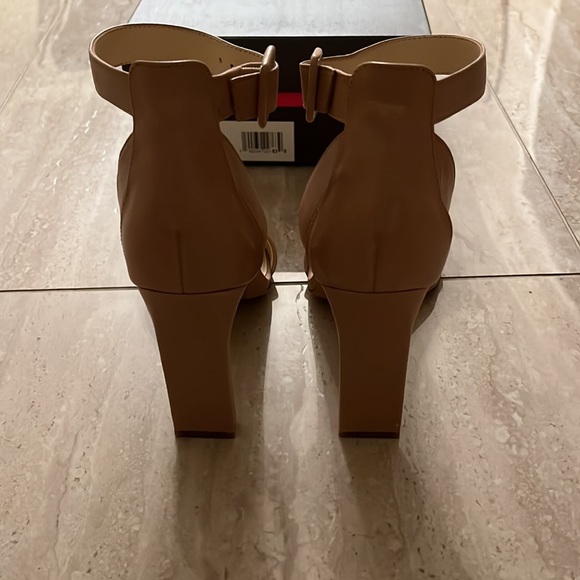 Vince Camuto Leather Heels in Light Latte, Size 7.5 M - Picture 4 of 6